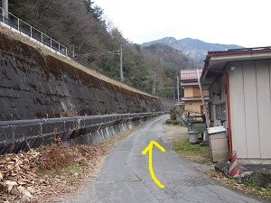 138-1 線路と民家の間を進む