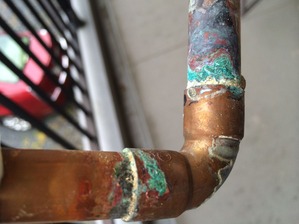 キッチン下部の銅管