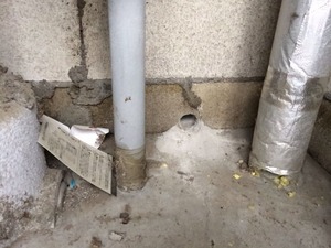 メーターボックスの突き当りに穴