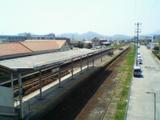 橋の上から駅舎方面