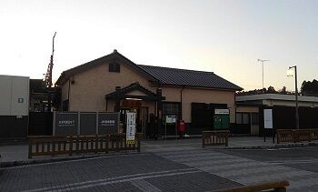 49_メイ_駅02