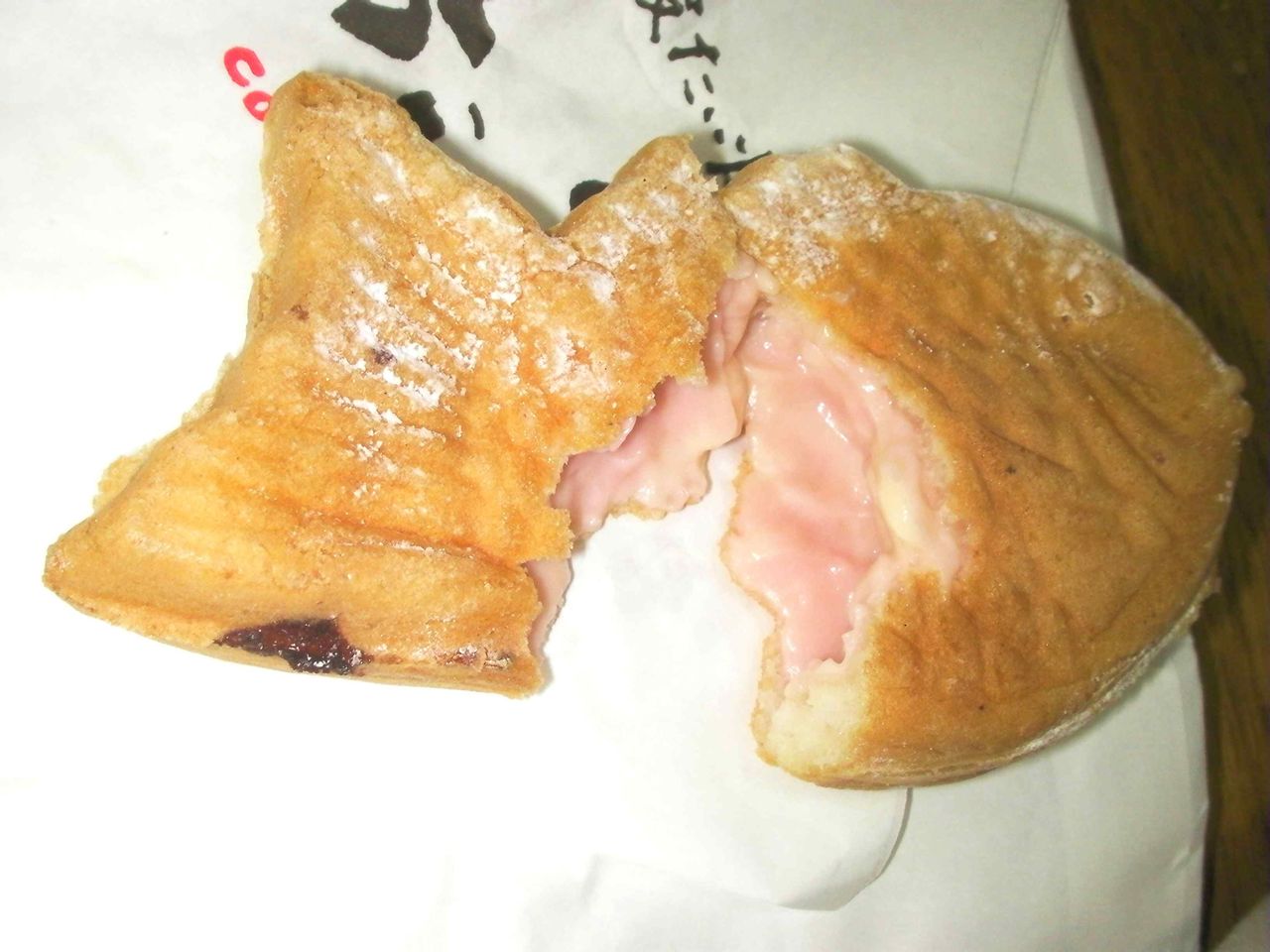 粉こ楽独自の製法にて焼きあげる薄皮たい焼き 粉こ楽 の いちご鯛福 が旨い クマジー王国のくまじろう 粉こ楽独自の製法にて焼きあげる薄皮たい焼き 粉こ楽 の いちご鯛福 が旨い クマジー王国のくまじろう
