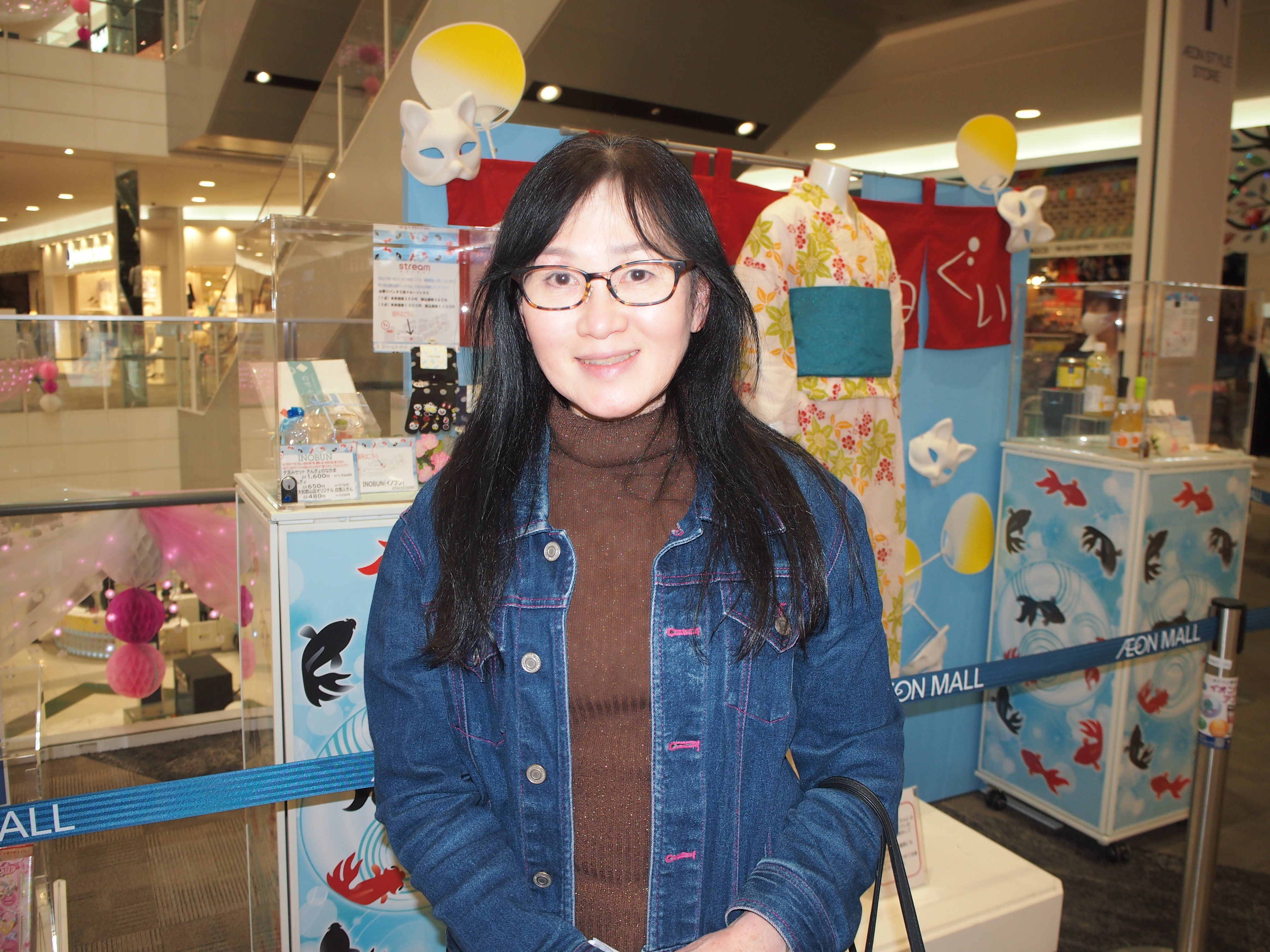 くまじろうママと撮影デ ト イオンモール大和郡山店の映画館でもやってる ももクロの夏菜子ちゃん ヒロイン すくってごらん の展示があるので衣装や金魚を観てきました O クマジー王国のくまじろう