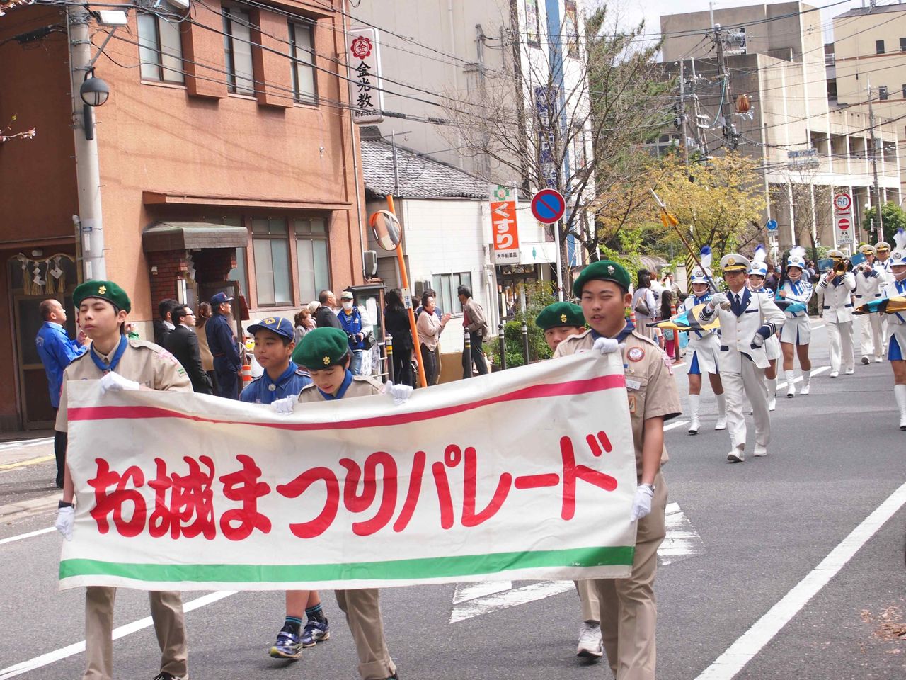 春の嵐の痕の 第53回 大和郡山お城まつり 13市民パレード クマジー王国のくまじろう