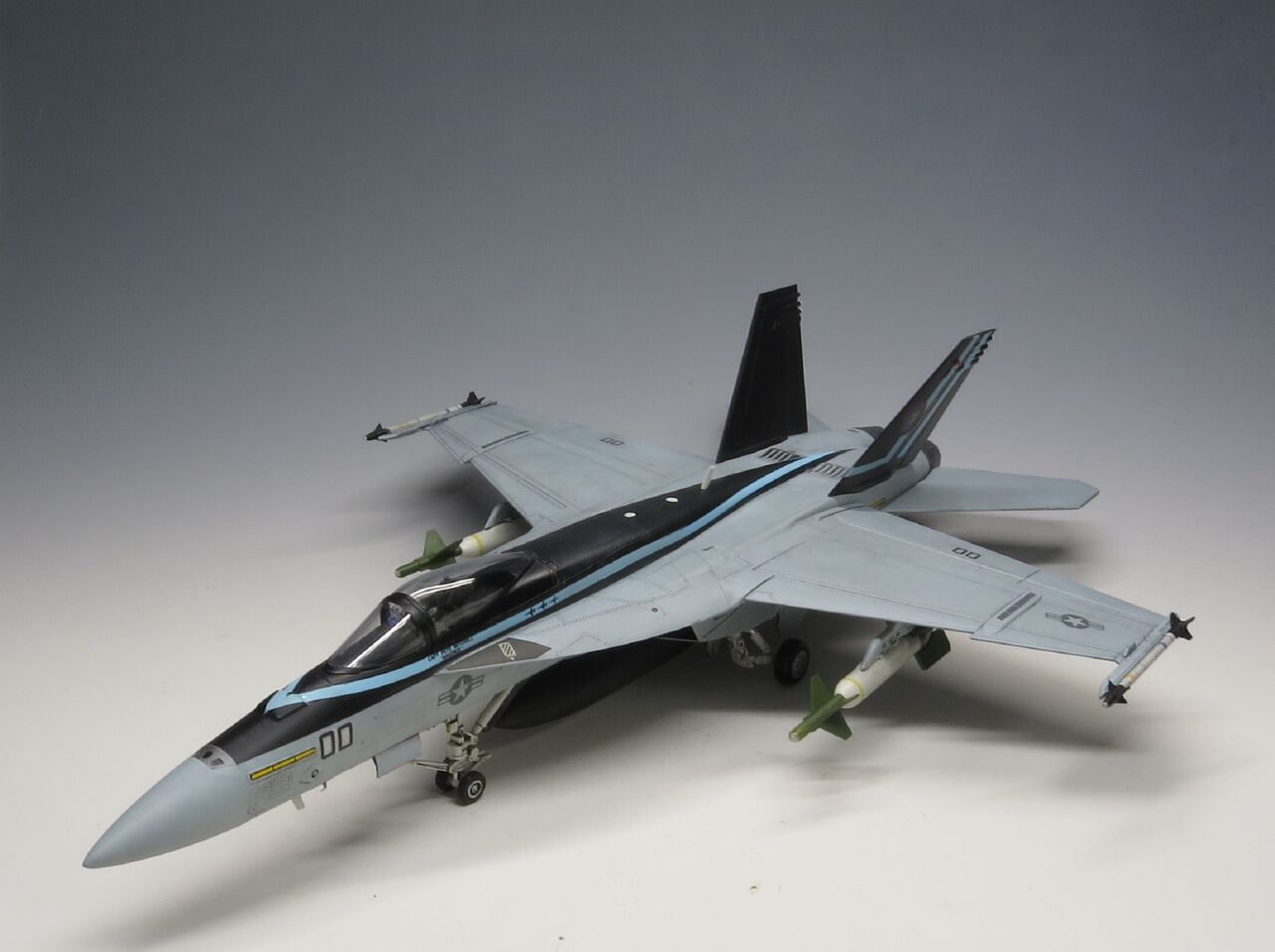 1/72 ハセガワ F/A-18E 製作1回目ですが完成 : kumakinoのブログ