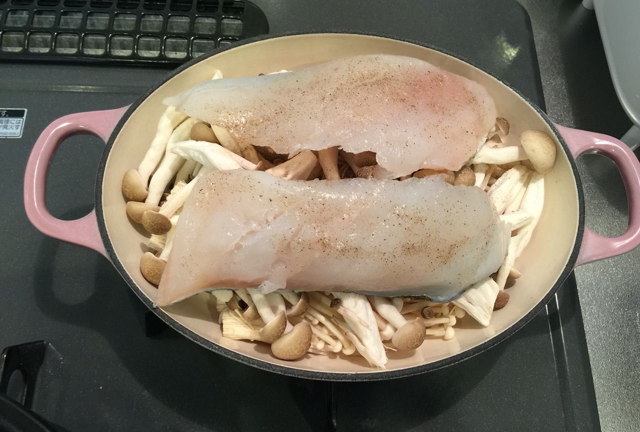 ルクルーゼビュッフェキャセロールで鱈ときのこの蒸し焼き : 鍋好きの ...