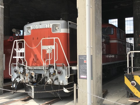915