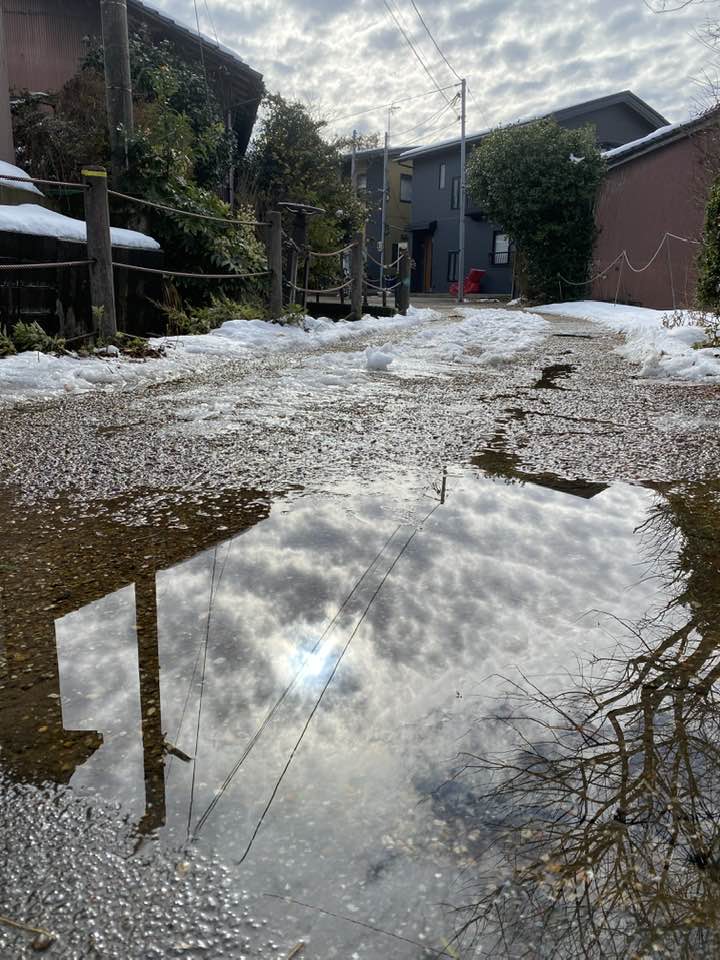 寒さと雪は一段落 水たまりに映る高積雲 : 雲三昧 -雲と空の記録と独り言-