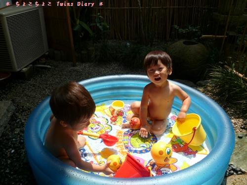 実家にもプールを ちょこちょこ Twins Diary