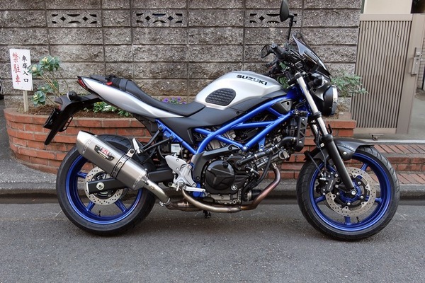 スズキSV-６５０ABS/XヨシムラR-77Jサイクロンチタンブルーカバー！ Slip-On R-77Jサイクロン EXPORT SPEC 政府認証 | ヨシムラジャパン