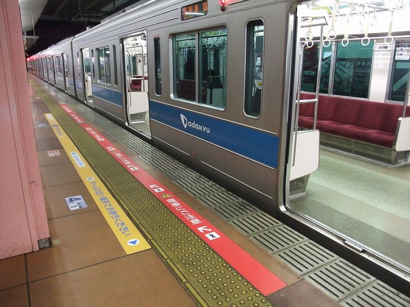 相模大野駅ホームの立ち止まり防止ステッカー Always 永遠を駆け抜ける一瞬の僕ら