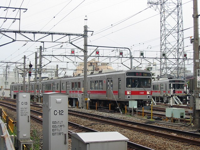 雪が谷大塚駅での車両交換風景 Always 永遠を駆け抜ける一瞬の僕ら