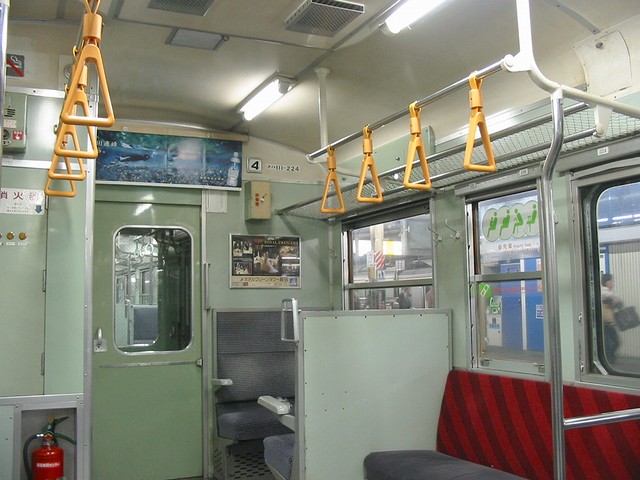 オレンジ色の吊り革，JR車両でも増加中 : always ─永遠を駆け抜ける