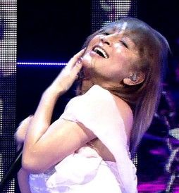 浜崎あゆみ 40歳お浜さん 26歳アリアナ グランデのメイクや髪型をパクって笑われるwww 今 気になっている事について書いてみた