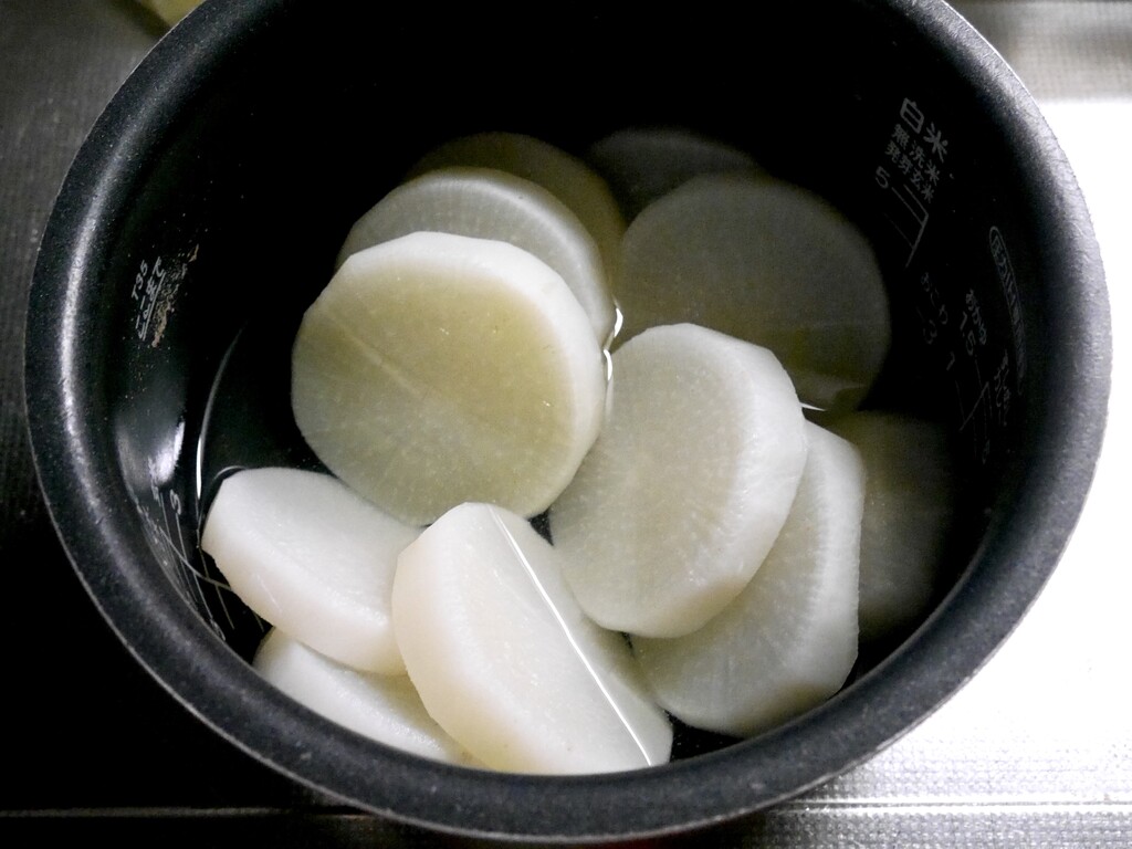 牡蠣だし醤油でオリーブの実入り大根ステーキ クピの蒼い風 牡蠣だし醤油でオリーブの実入り大根ステーキ クピの蒼い風