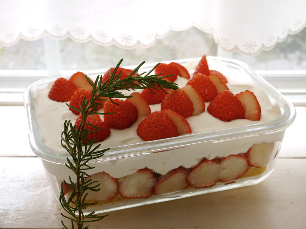 ラムレーズン入りいちごのスコップケーキ クピの蒼い風