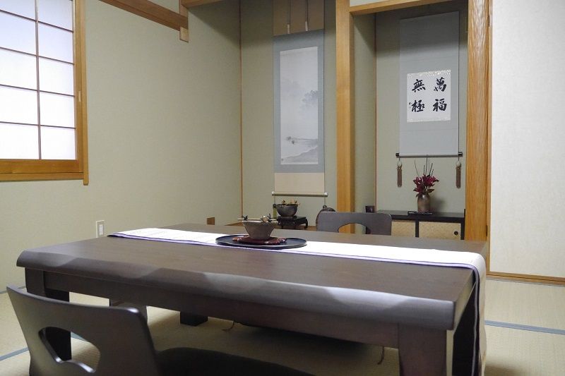 和室のある暮らし 置き床を使って どこでも床の間 くらすき すっきり心地よく暮らす小さな工夫 和室のある暮らし 置き床を使って どこでも床の間 くらすき すっきり心地よく暮らす小さな工夫