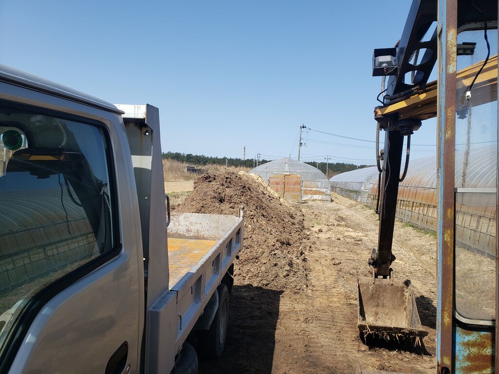 外仕事継続中 田起こし開始 鳥海の麓 北村くらた農園 より愛を米て