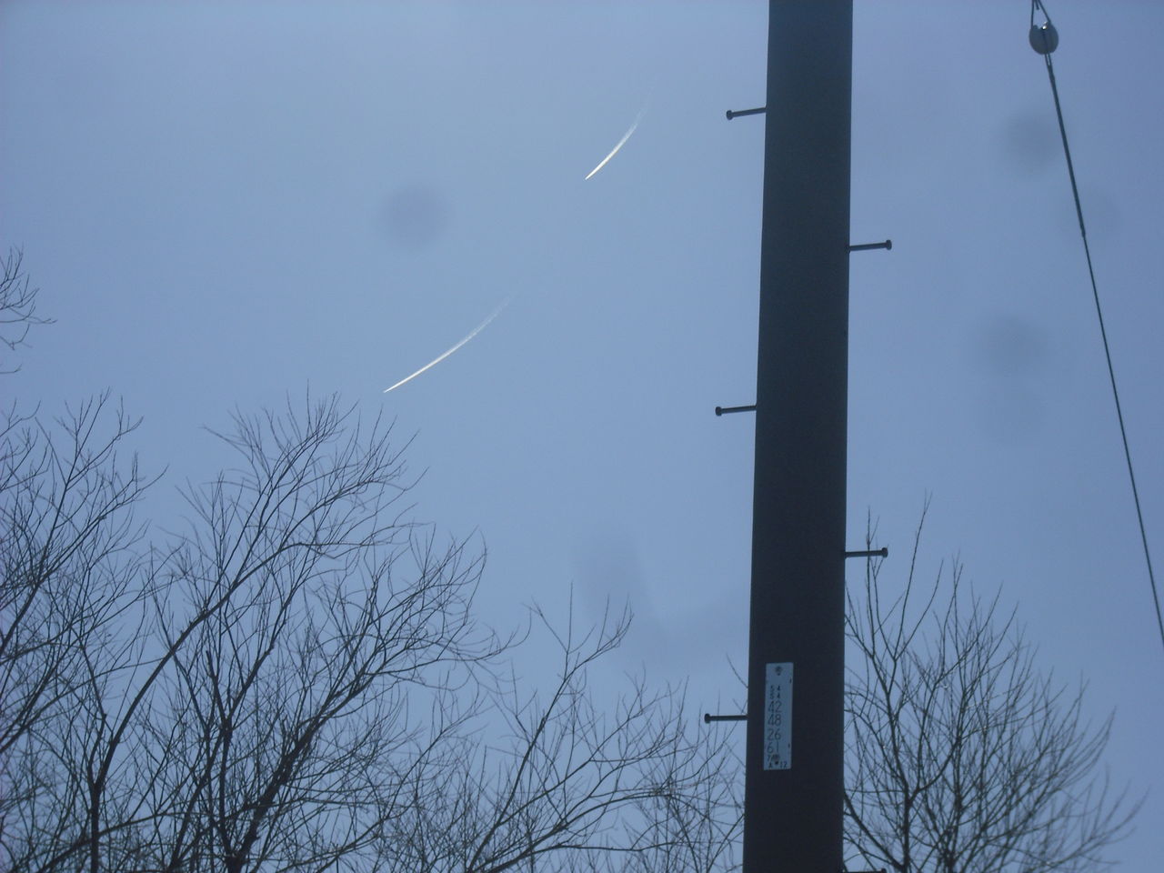 晴れた空 白い線が２本スーッと ターンしてまたスーッと あれは何 