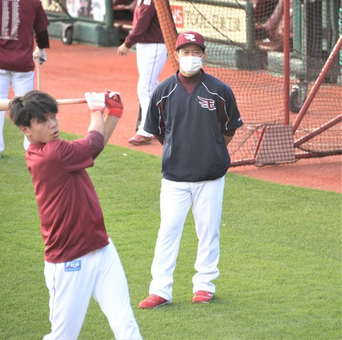 【朗報】元ヤクルト高井雄平さん、楽天の打撃コーチに就任し初日から熱血指導