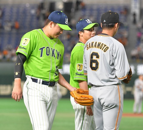 【画像】村上宗隆さん、坂本勇人さんを噛む