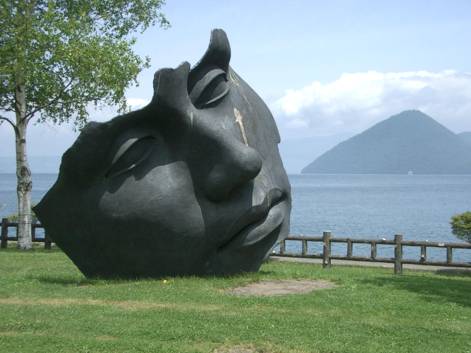 洞爺湖畔 有珠山噴火記念公園にて 錯乱の扉
