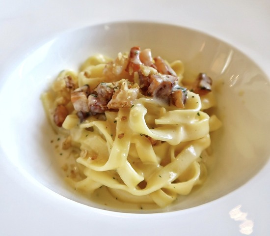 1E3A062E-2961-4EE9-8554-EE9926D0A587