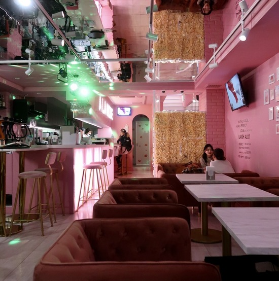 新宿で朝まで夜スイーツが食べられる韓国カフェ風のピンクのカフェバー スウィーツ アラモード 実食 口コミ ブログ くろにゃんの孤高のグルメ旅
