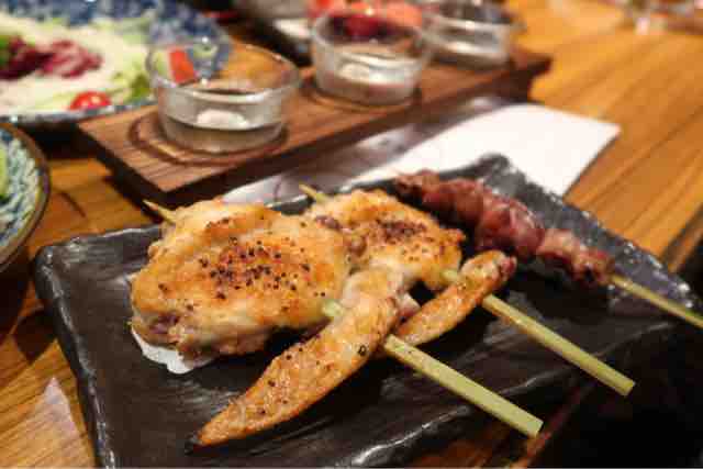 焼き鳥 唐揚げ 鶏だし巻き卵 獺祭飲み比べ獺祭飲み比べ 炭火 焼き鳥 唐揚げ 鶏だし巻き卵 獺祭飲み比べ獺祭飲み比べ 炭火