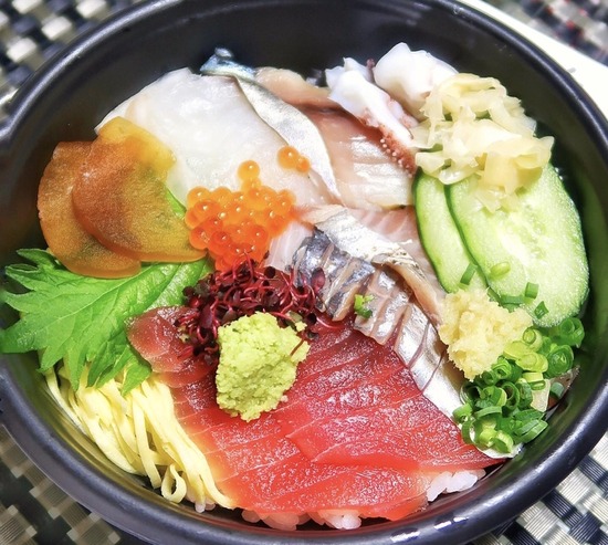 テイクアウト 日替わりランチの海鮮丼はお鮨屋さんのネタ 寿司春 自由が丘 くろにゃんの孤高のグルメ だめだめダイエット テイクアウト 日替わりランチの海鮮丼はお鮨屋さんのネタ 寿司春 自由が丘 くろにゃんの孤高のグルメ だめだめダイエット