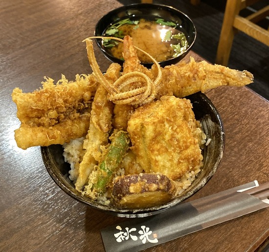 浅草で巨大な天ぷら丼 天麩羅 秋光 実食口コミブログ くろにゃんの孤高のグルメ旅 だめだめダイエット