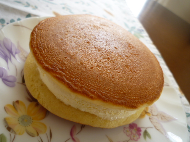 森永 ホットケーキサンドアイス くろにゃんの孤高のグルメ旅 森永 ホットケーキサンドアイス くろにゃんの孤高のグルメ旅