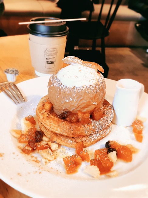 まるごとリンゴがごろり のパンケーキ カフェ ブックス ビブリオテーク 東京 自由が丘 くろにゃんの孤高のグルメ だめだめダイエット まるごとリンゴがごろり のパンケーキ カフェ ブックス ビブリオテーク 東京 自由が丘 くろにゃんの孤高のグルメ だめだめダイエット
