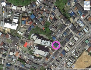 99 犯人の集合住宅は青い屋根