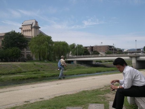京都　鴨川でスケッチするも　撃沈