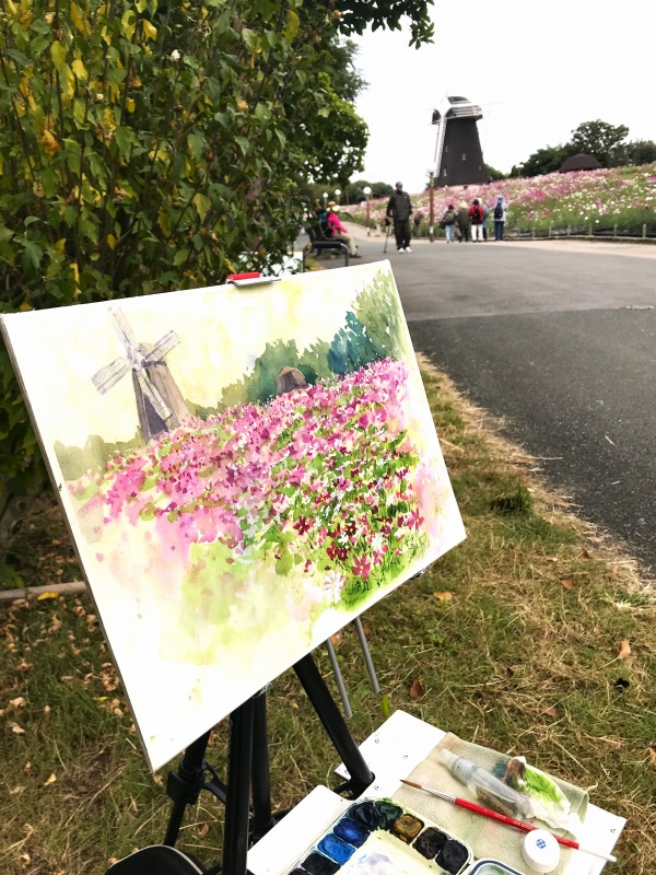 鶴見緑地の風車の丘でコスモスの咲く野をスケッチ🎨