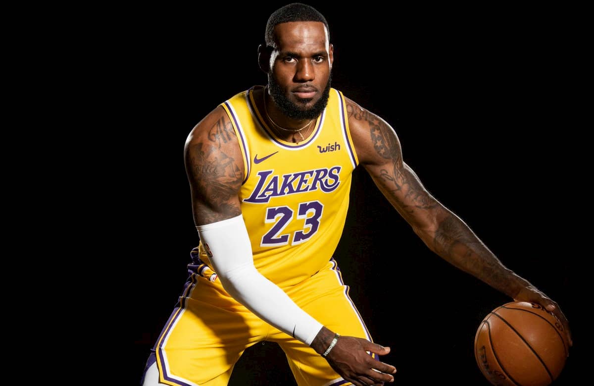 Nba レブロンは身体能力が高いだけ ハンドリングはどうなの 籠球王国 Nba レブロンは身体能力が高いだけ ハンドリングはどうなの 籠球王国