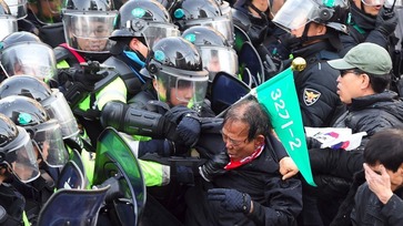 Koreans clash with the police