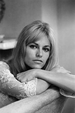 Nathalie Delon 32
