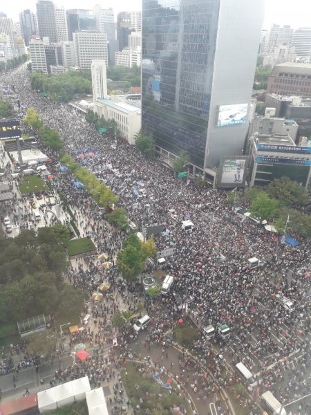 韓国で文在寅大統領・チョグク法相の弾劾求めるデモ　５００万人参加ｗｗｗｗｗｗｗｗｗｗｗｗｗ