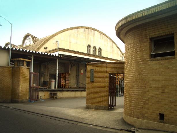 キャラメル色の昭和モダン建築 東京書籍印刷株式会社 カフヱー花園