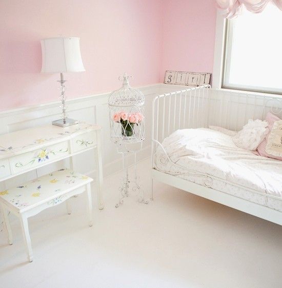 緑のチェストが可愛いピンクと白のプリンセスルーム 可愛い部屋紹介ブログ