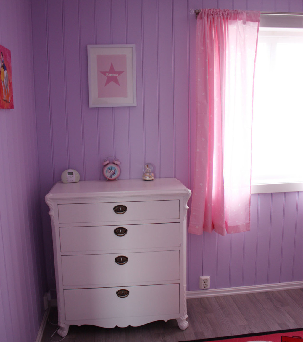 紫の壁にikeaのお花のウォールライトがある部屋 可愛い部屋紹介ブログ