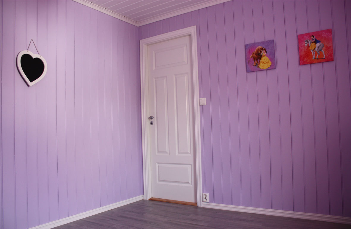 紫の壁にikeaのお花のウォールライトがある部屋 可愛い部屋紹介ブログ