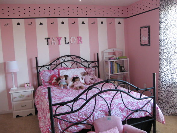 白とピンクの壁に黒のアイアンベッドのかわいい部屋 可愛い部屋紹介ブログ
