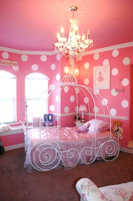 ピンクの壁に白の水玉のプリンセスルーム 可愛い部屋紹介ブログ