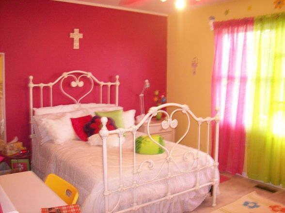 赤と黄色の壁紙の可愛い部屋 可愛い部屋紹介ブログ