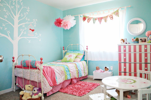 ピンクと白のアイアンベッドとベッドカバーが可愛い水色の壁の部屋 可愛い部屋紹介ブログ