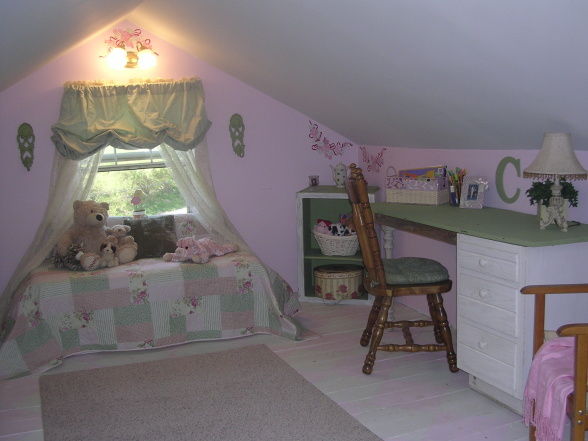 薄緑とピンクの可愛らしい小さな部屋