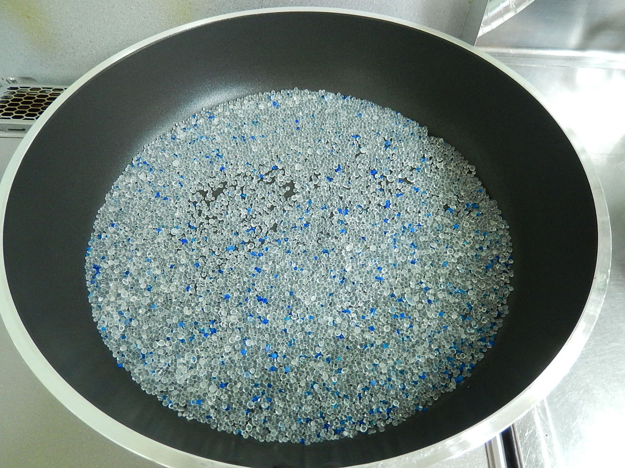 ペット等のドライ食品に使用されている乾燥剤シリカゲルの再生方法 Kurousa2のblog